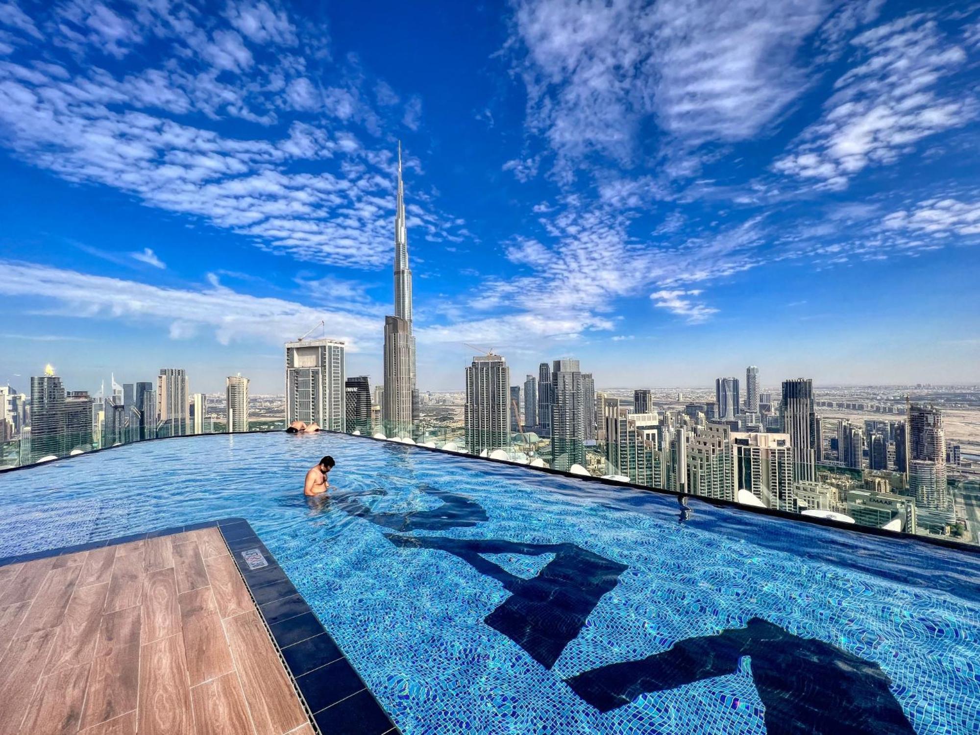 Scenic Infinity Pool With Burj Khalifa Views Apartment
