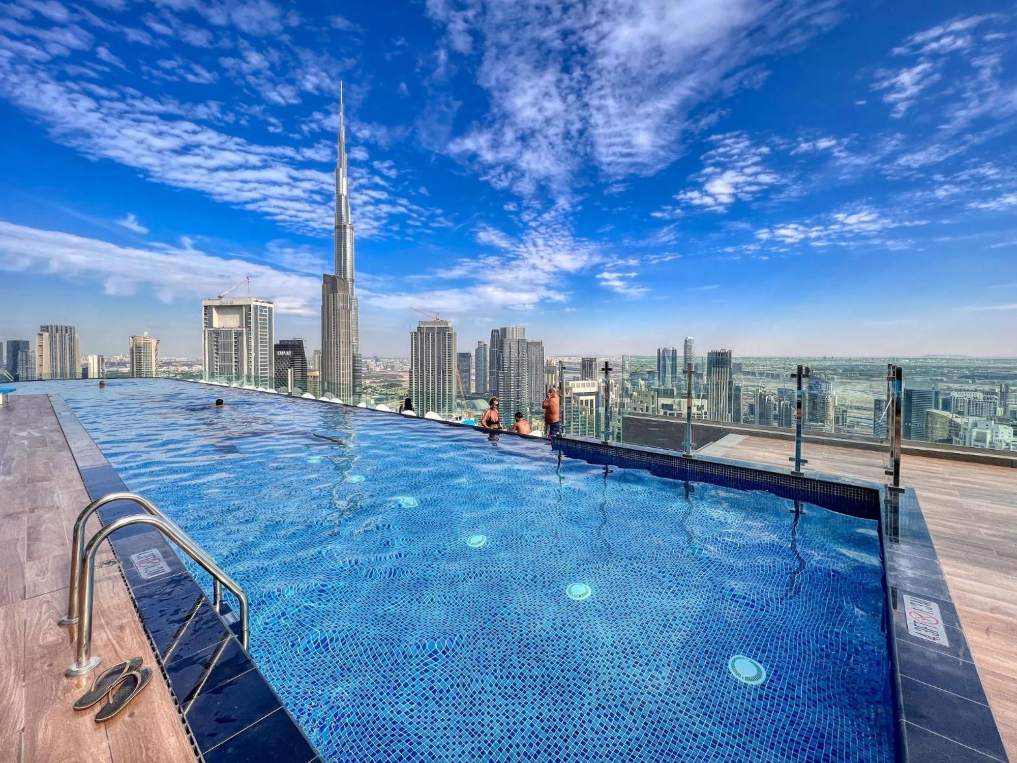 Scenic Infinity Pool With Burj Khalifa Views Apartment *