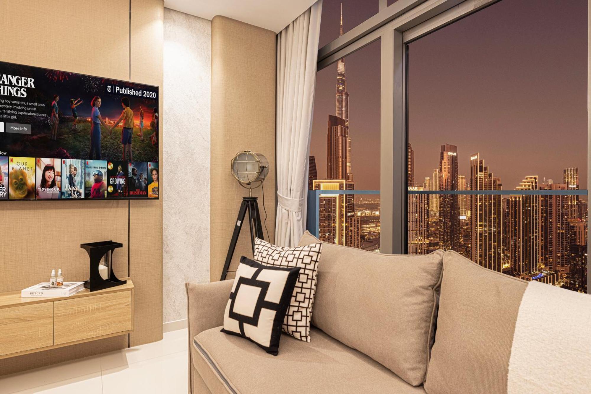 Scenic Infinity Pool With Burj Khalifa Views Apartment Dubai