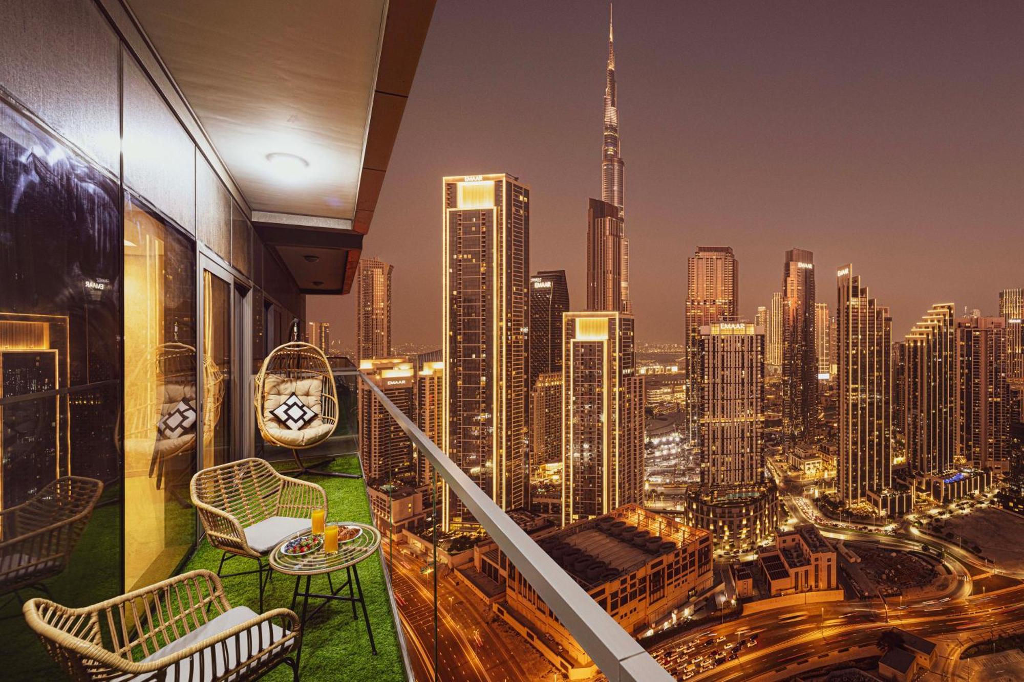 Scenic Infinity Pool With Burj Khalifa Views Apartment