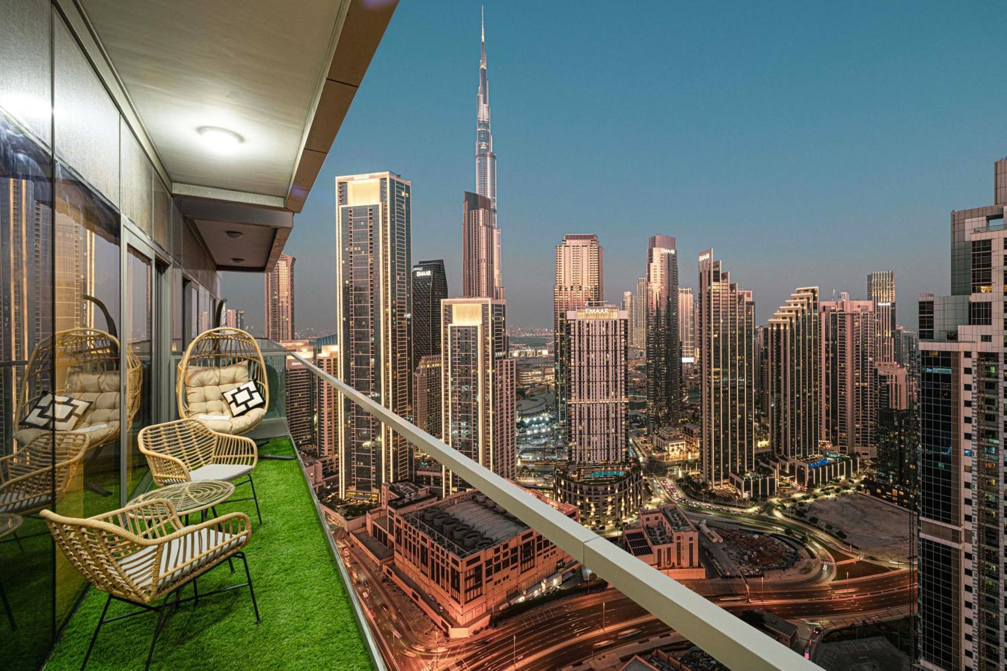 Scenic Infinity Pool With Burj Khalifa Views Dubai