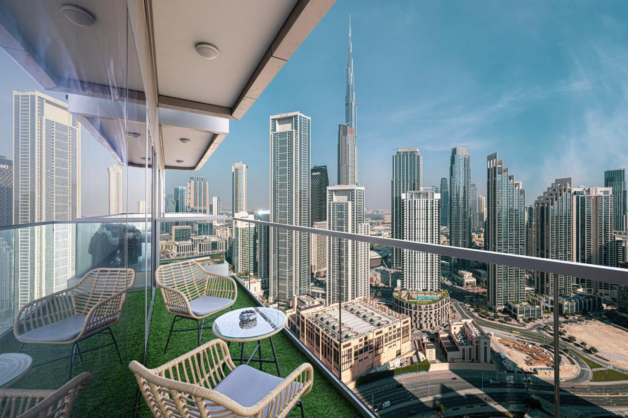 Scenic Infinity Pool With Burj Khalifa Views Apartment