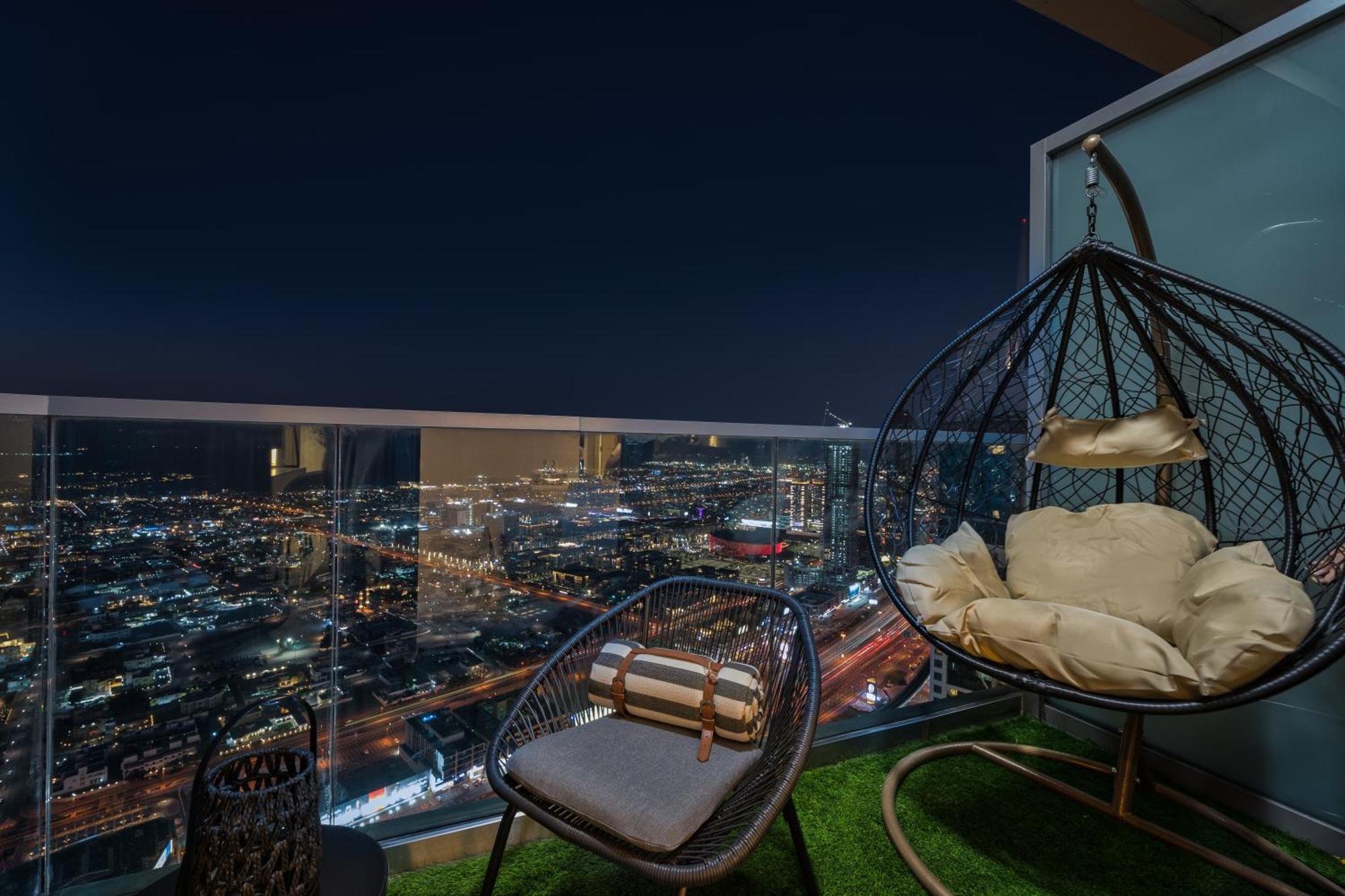 Scenic Infinity Pool With Burj Khalifa Views Dubai