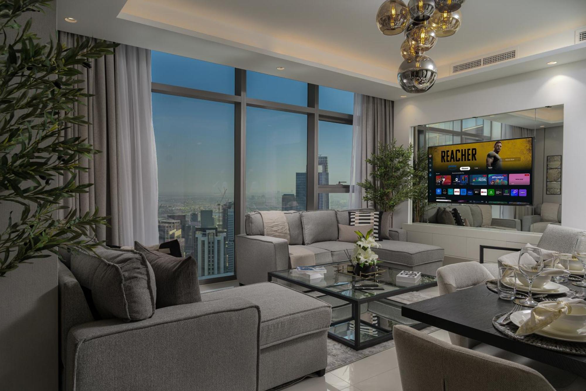 Scenic Infinity Pool With Burj Khalifa Views Apartment