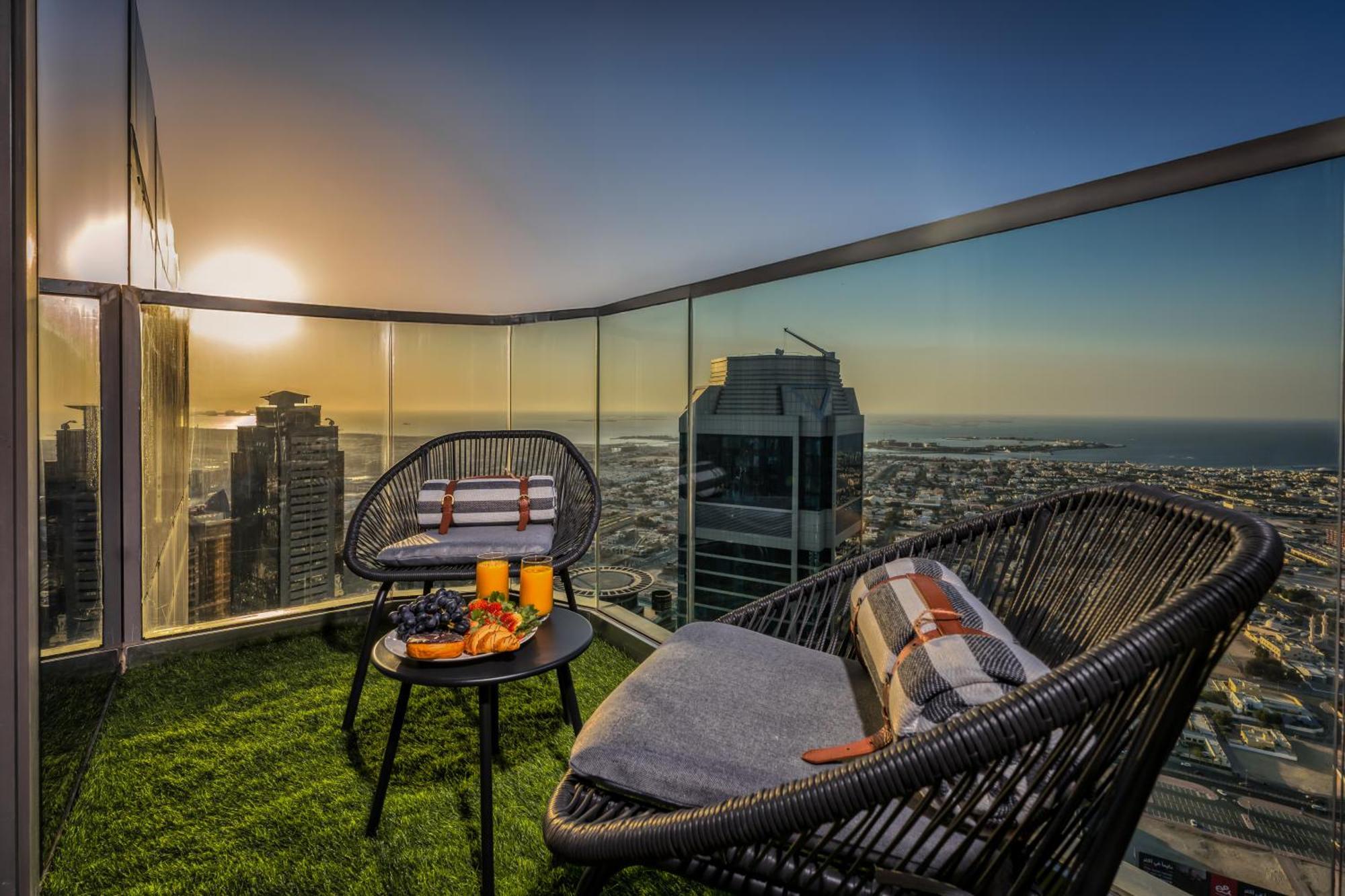 Scenic Infinity Pool With Burj Khalifa Views Apartment Dubai