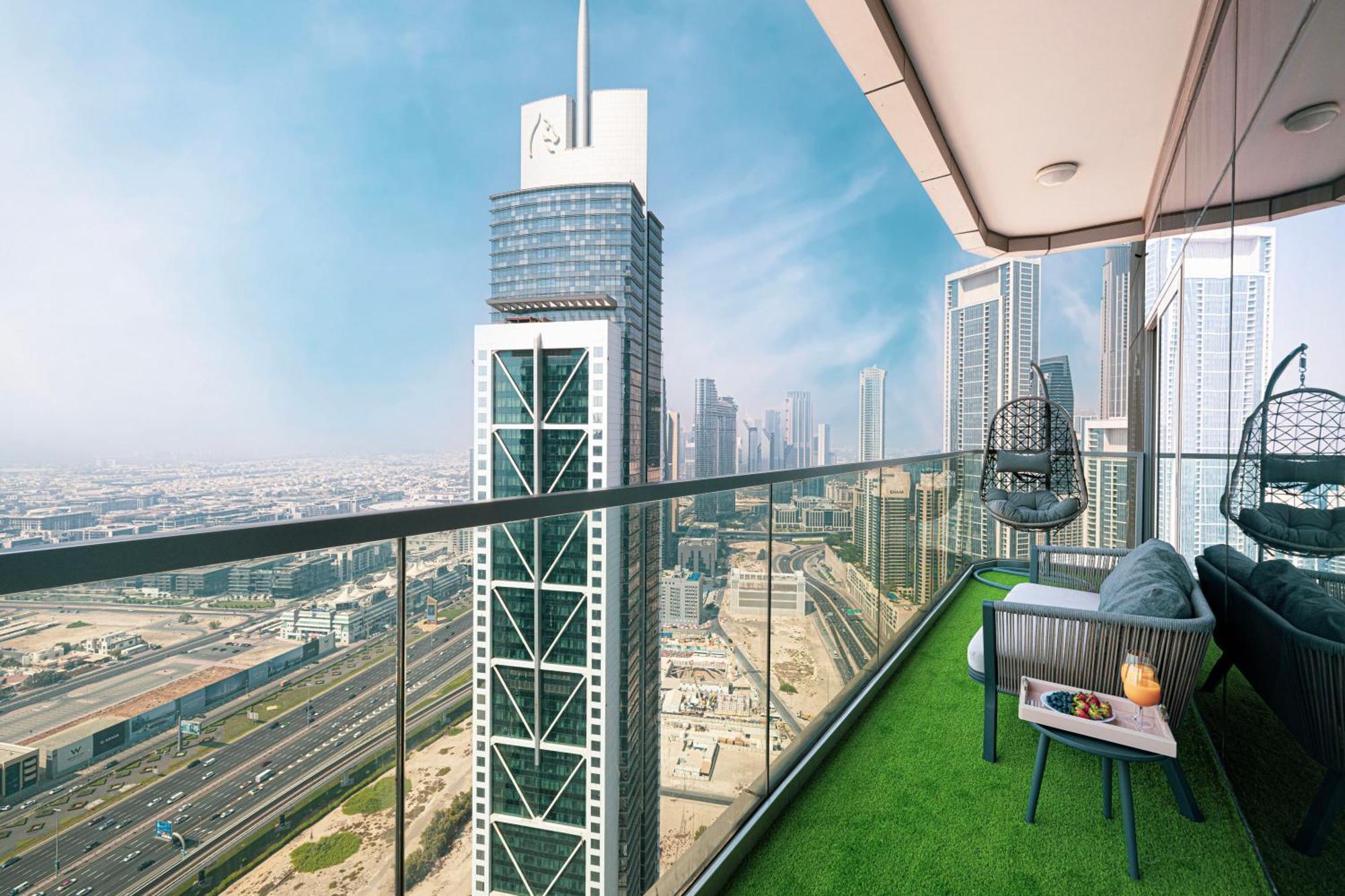 Scenic Infinity Pool With Burj Khalifa Views *