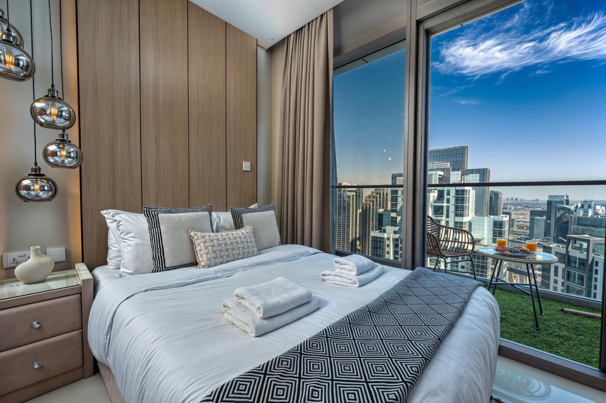 Scenic Infinity Pool With Burj Khalifa Views Apartment